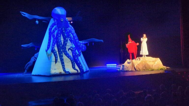 “Alicia en el Destino de las Maravillas” reúne a 400 personas en el Teatro Emilio Gavira promocionando la región manchega
