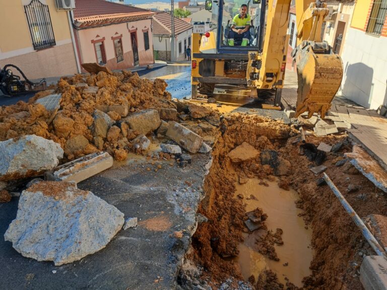 Un reventón obliga al Ayuntamiento de Puertollano a suspender de nuevo el servicio y colocar cubas de agua en Santa Ana, El Poblado y Constitución