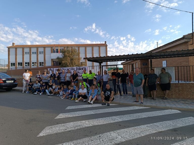 Padres, madres y alumnos del Centro Rural Agrupado «Entre Jaras» de Almadenejos se concentran en demanda de una segundad unidad educativa