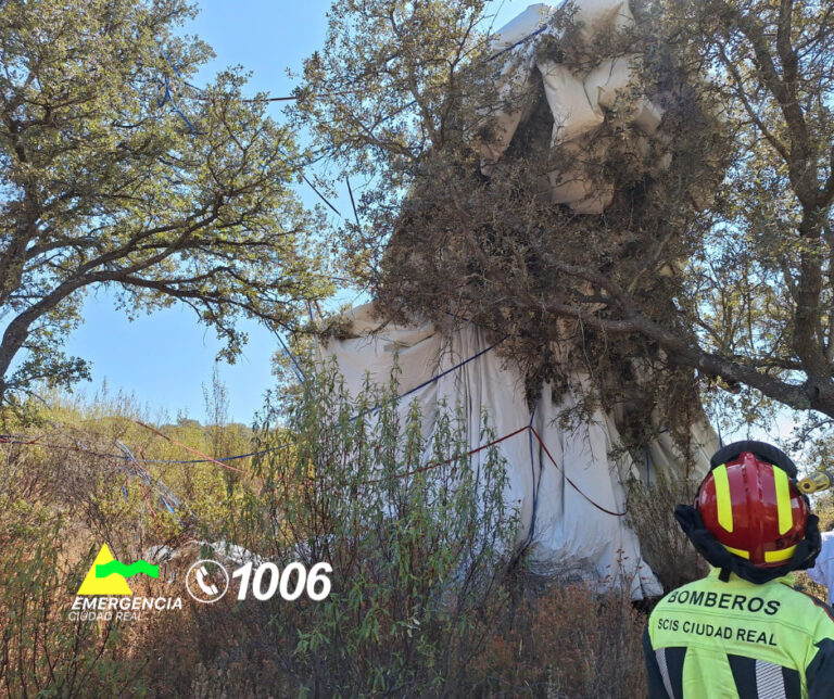 Un matrimonio inglés se queda atrapado en un globo y tiene que ser rescatado por los bomberos en una pedanía de Almodóvar del Campo