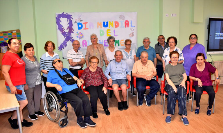 Puertollano: La concejala de bienestar social visita a los usuarios de Apen que han elaborado la pancarta del día mundial del alzheimer
