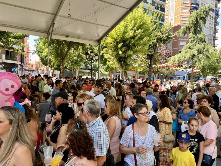 Buen ambiente en el primer Baile del Vermú de Puertollano