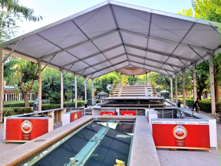 Puertollano: De «La bomba» de King África a la marcha más ochentera con «Apache» y «Mucho Pop» en la carpa del Paseo