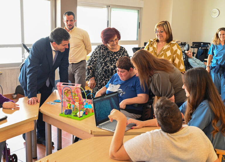 Valverde anuncia en una visita a Aspacecire que estudian incrementar las ayudas de la Diputación al tercer sector