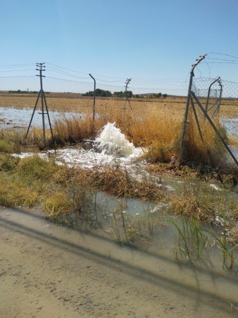 Fuga de agua en La Entresierra: los vecinos denuncian «despilfarro y riesgo medioambiental»