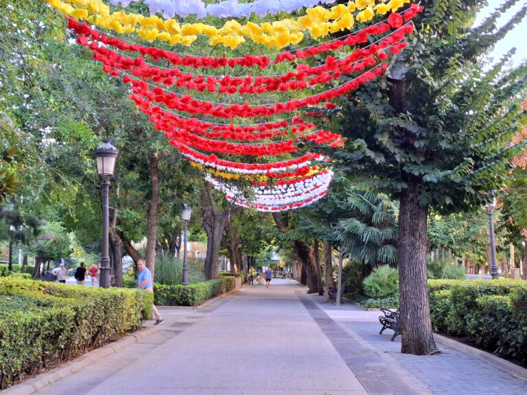 Puertollano: 12.000 flores de papel y 1.000 farolillos llenan de colorido las fiestas en el Paseo de San Gregorio