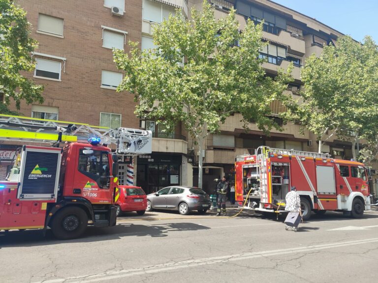 Los bomberos sofocan un incendio originado en la cocina de un restaurante de la calle Palma de Ciudad Real