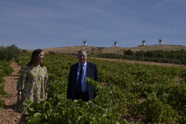 El ministro de Industria, Energía y Turismo visita Alcázar de San Juan para conocer su patrimonio y la Ruta del Vino de La Mancha