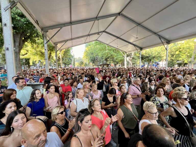King África revienta el Paseo de Puertollano en una memorable jornada de fiestas patronales