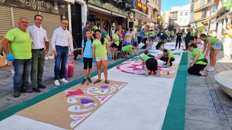 Puertollano: Regresa la espectacular alfombra floral a la calle Aduana