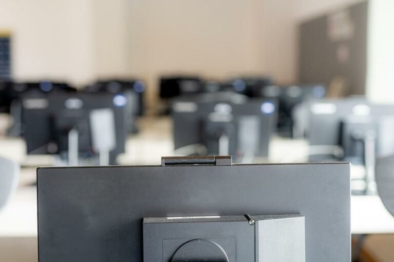 El Gobierno regional licita la adquisición de mobiliario y equipamiento informático para 33 centros de adultos y 15 IES que imparten Formación Profesional