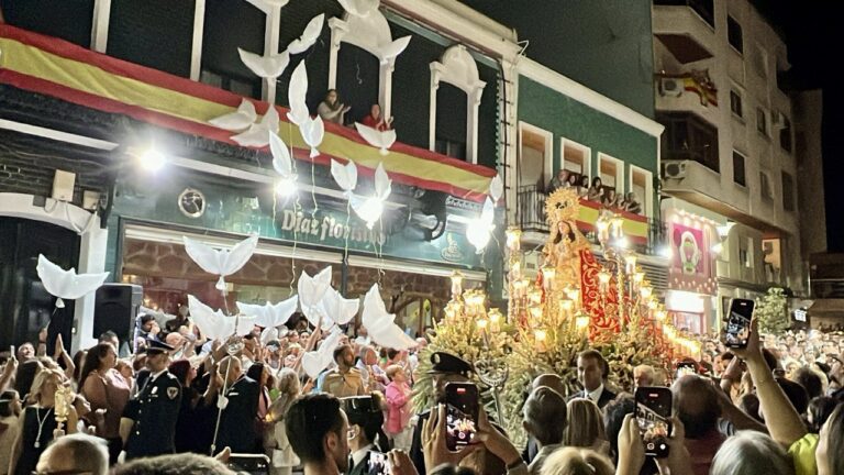 Puertollano ensalza masivamente a la Virgen de Gracia con una emocionante procesión y un sensacional espectáculo