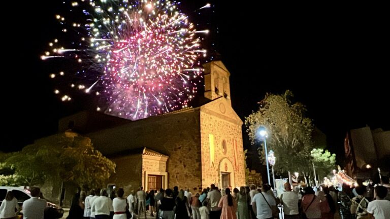Los fuegos artificiales culminan la multitudinaria procesión de la Virgen de Gracia de Puertollano