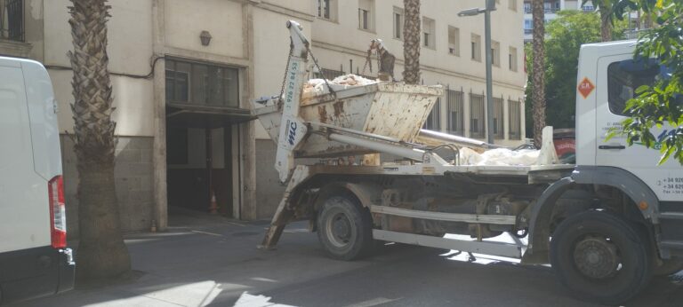 Dos quejas ciudadanas: adoquines de la calle Ciruela y el contenedor de la Subdelegación