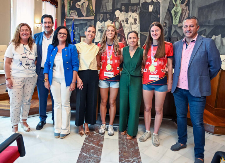 Recibidas en la Diputación Celia García y Nayra Solís, campeonas del mundo con la selección española juvenil de balonmano