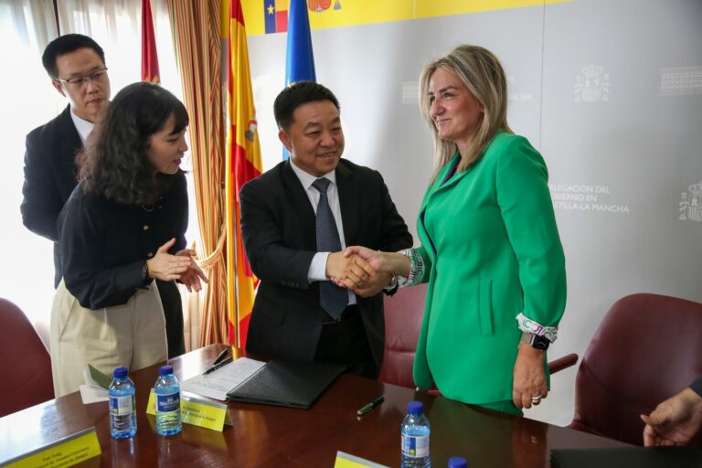 La delegada del Gobierno recibe a una delegación de la provincia china de Jiangxi para estrechar lazos comerciales y culturales con Castilla-La Mancha