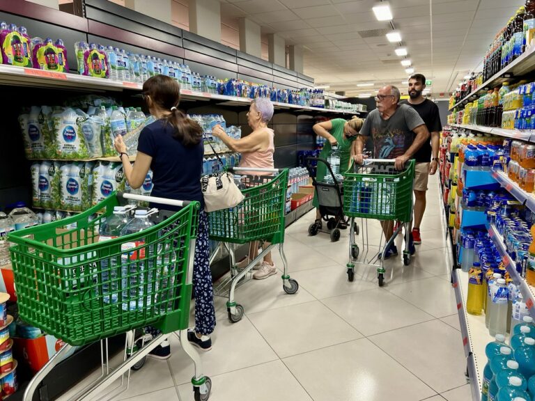 Puertollano se lanza al agua del súper, impactado por el inminente corte de suministro