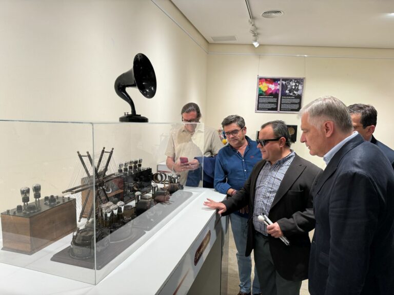 La ONCE invita a “tocar la radio” en el Museo Elisa Cendrero