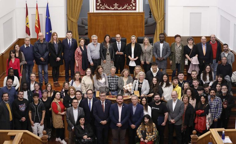 El presidente de las Cortes regionales reclama “combatir las nuevas formas de pobreza” que también aparecen en un contexto económico favorable El presidente de las Cortes regionales reclama “combatir las nuevas formas de pobreza” que también aparecen en un contexto económico favorable