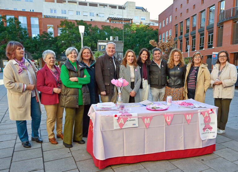 Medina incide en la importancia que tiene visibilizar el cáncer de mama y destaca la labor que hace AMUMA en favor de las mujeres que lo sufren Medina incide en la importancia que tiene visibilizar el cáncer de mama y destaca la labor que hace AMUMA en favor de las mujeres que lo sufren