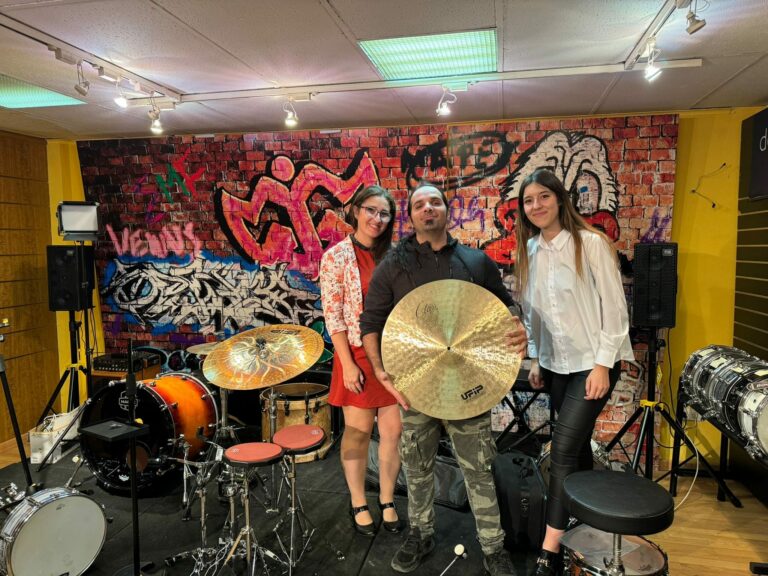 El baterista puertollanense José Rosendo sigue llamando la atención de las firmas más prestigiosas del planeta