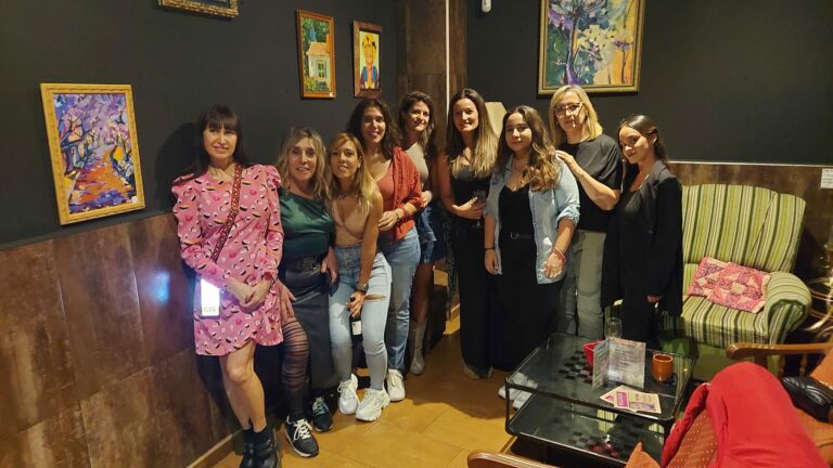 Puertollano: ARTFEM arropa a la artista Teresa Sánchez Ruiz en la inauguración de su exposición pictórica en el Café Cultural Macondo
