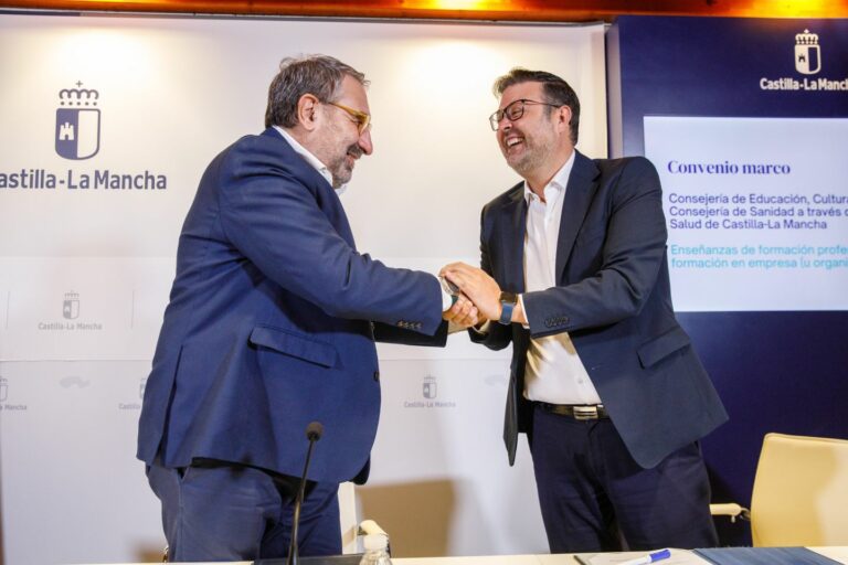 Las consejerías de Sanidad y de Educación, Cultura y Deportes colaborarán en el desarrollo del adiestramiento de estudiantes de Formación Profesional