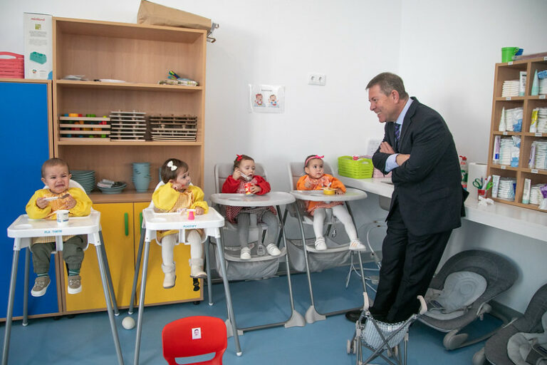 El Gobierno regional inaugura la primera escuela infantil de San Carlos del Valle, gracias a una inversión de la Junta superior a 360.000 euros