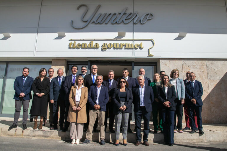 El Gobierno de Castilla-La Mancha señala la importancia del sector vitivinícola para la economía regional ya que aporta el cinco por ciento del PIB