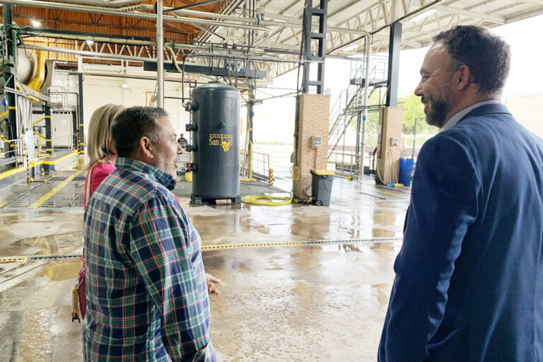 El alcalde visita Bodegas San José para interesarse por el desarrollo de la vendimia