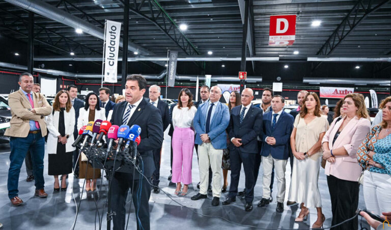 Valverde destaca la inversión de la Diputación de 10 millones de euros en infraestructuras viarias y reivindica una sostenibilidad medioambiental y económica para el sector en FECIRAUTO