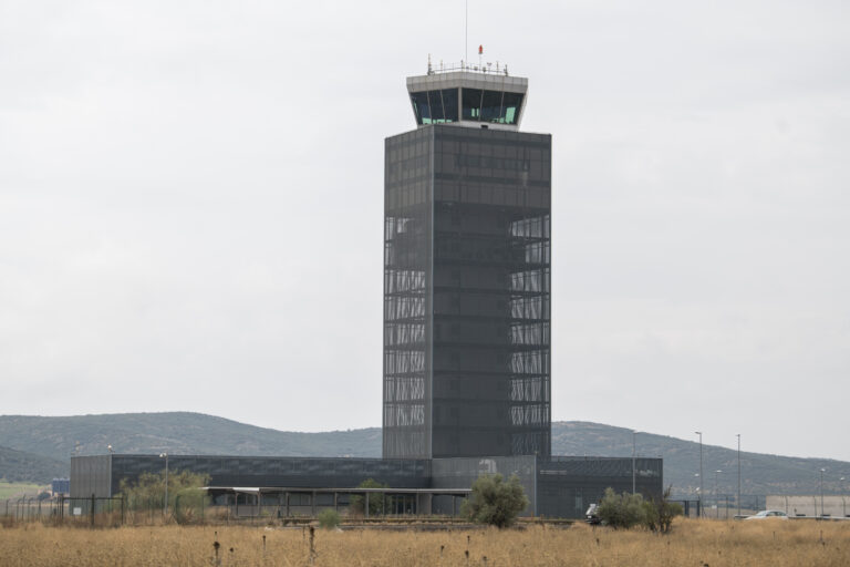 La Red Española de Inmigración y Ayuda al Refugiado subraya que es «inviable técnicamente» usar el Aeropuerto de Ciudad Rea para acoger a personas migrantes