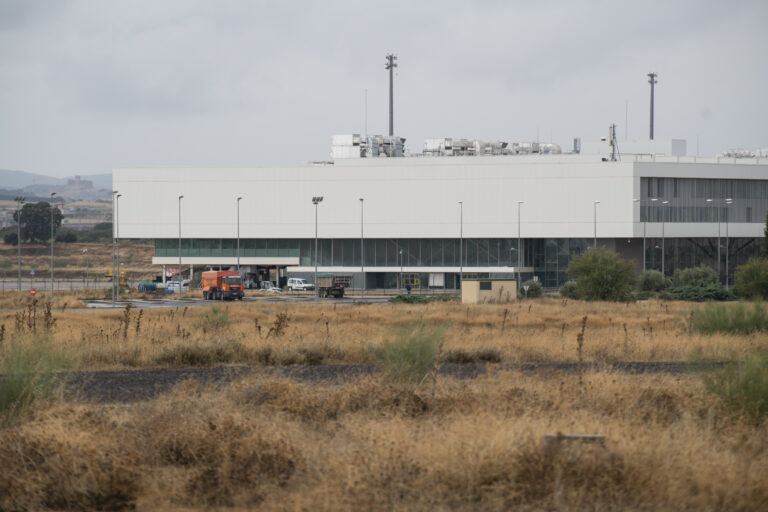 Alcaldes de pueblos cercanos al aeropuerto de Ciudad Real critican «falta de información» sobre el centro para inmigrantes