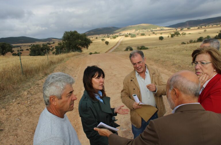 El Gobierno de Castilla-La Mancha invierte 300.000 euros en la mejora y acondicionamiento de caminos rurales en El Alcornocal (Piedrabuena)