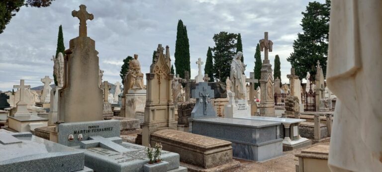 La crónica negra, historia del camposanto o los ritos íberos, rutas para el Día de Todos los Santos en Valdepeñas