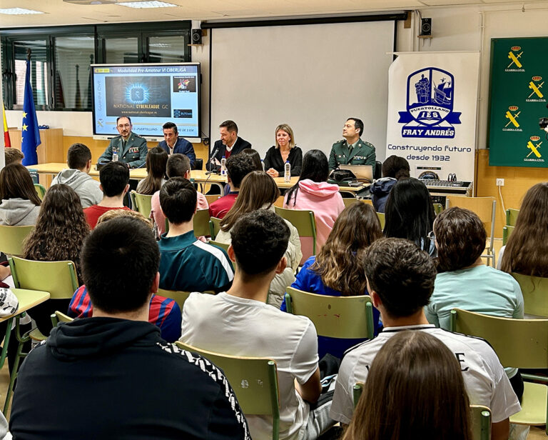 La Guardia Civil presenta la VI edición de la Ciberliga en el IES Fray Andrés en Puertollano