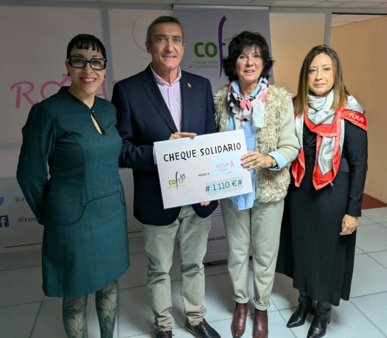 El Colegio de Farmacéuticos de Ciudad Real entrega una donación a la Asociación Rosae en Valdepeñas