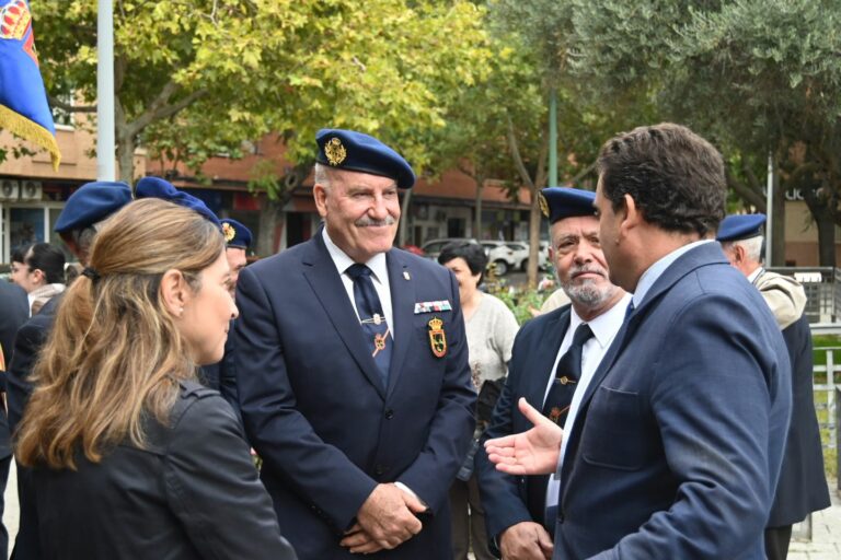 Milagros Calahorra y Ricardo Chamorro (VOX) presentes en el homenaje a la Guardia Civil en la Plaza de España de la capital