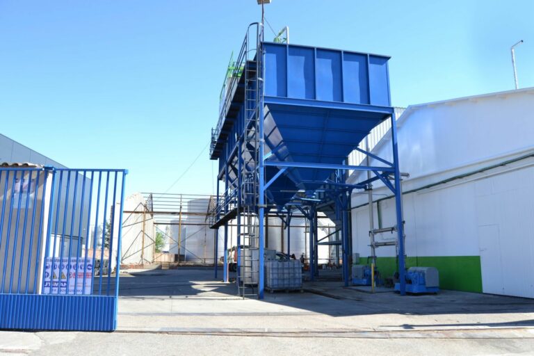 La cooperativa El Progreso se prepara para embotellar sus vinos blancos jóvenes y encara la recta final de vendimia
