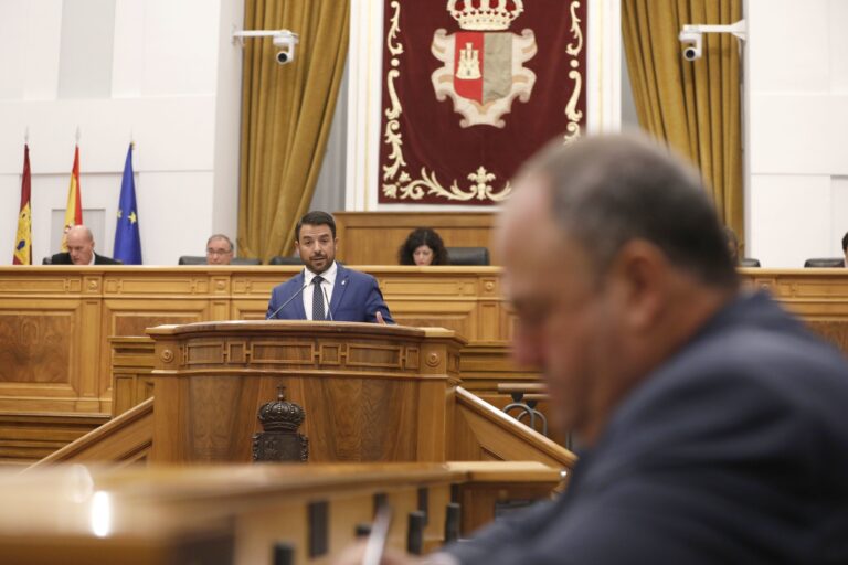 Cortes regionales: Vox ve en plan del agua remedio a sequía en campo, PP acusa a Junta de abandono y PSOE lamenta su catastrofismo