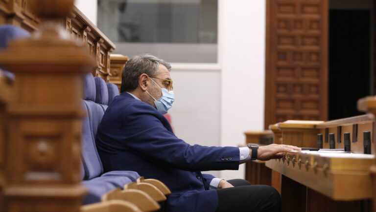 Vox y PP acusan a Junta de «tergiversar» y «manipular» listas de espera y PSOE las ve «relativamente bien»