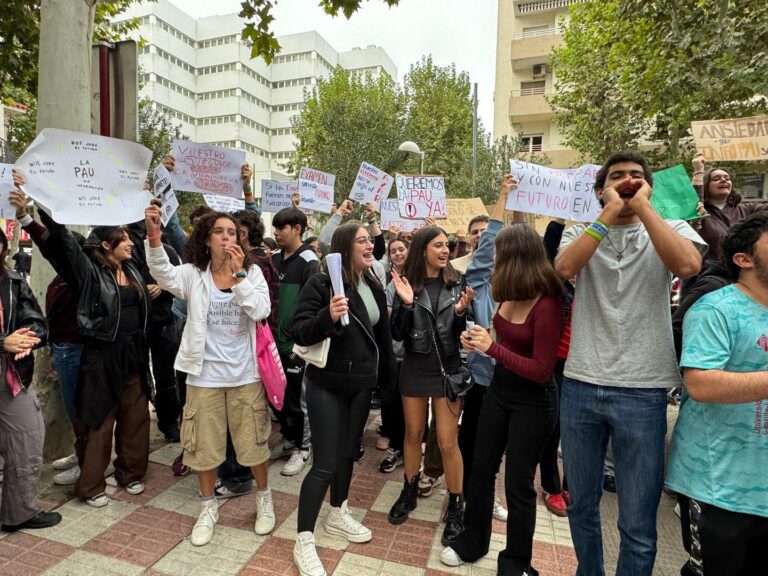 Unos 200 estudiantes de Bachillerato protestan en Ciudad Real ante la «incertidumbre» de los exámenes de la PAU