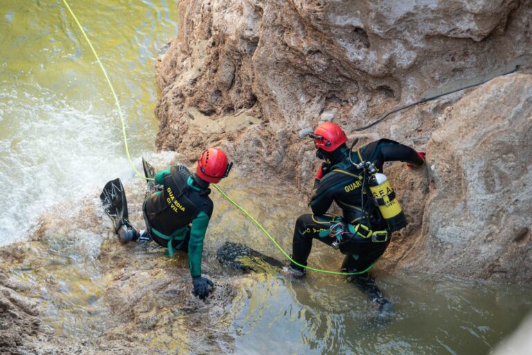 Equipos de rescate se abren paso en casco antiguo de Letur y por el río para buscar a los desaparecidos