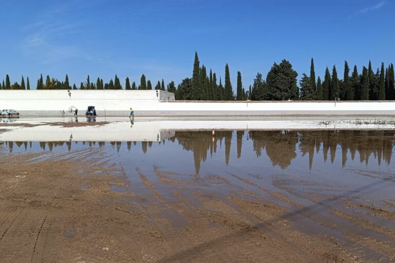 Tomelloso trabaja en el acondicionamiento del aparcamiento del cementerio tras las lluvias caídas este martes