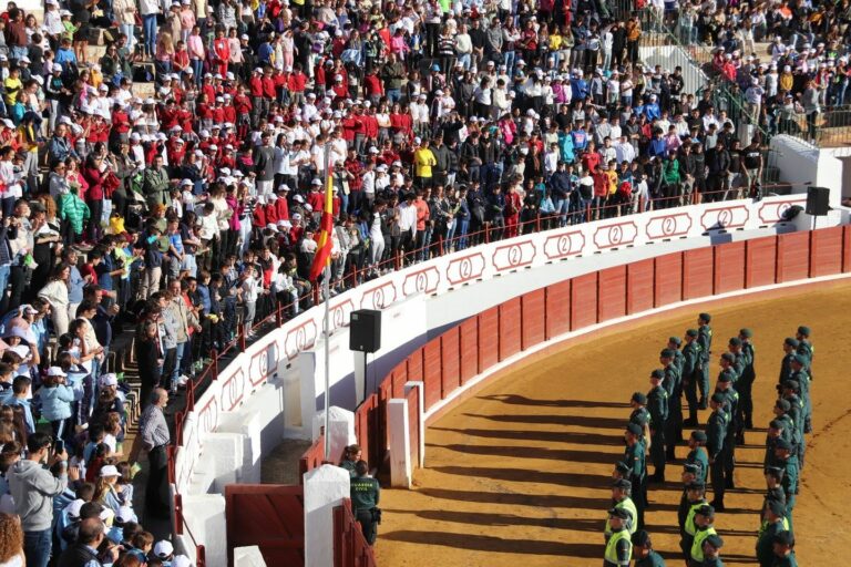 La Guardia Civil acerca su trabajo al alumnado en una jornada de exhibición