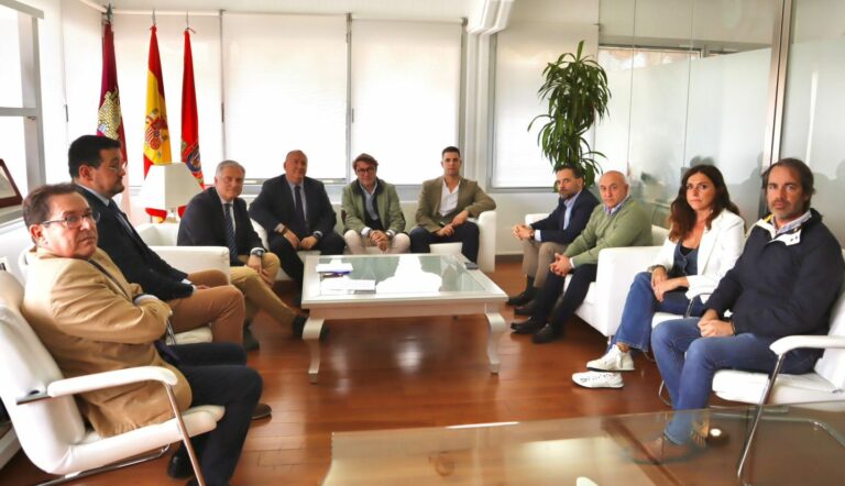 Cañizares recibe el apoyo de la sociedad civil de Ciudad Real en contra de la implantación de un centro de inmigrantes en el Aeropuerto 