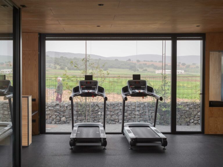 La arquitectura del gimnasio de Corral de Calatrava, un extra de motivación para los deportistas locales