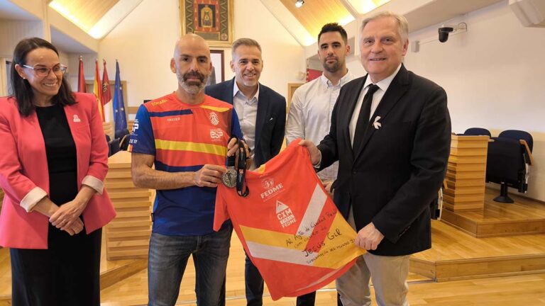 Jesús Gil visita el Ayuntamiento de Ciudad Real después de proclamarse subcampeón del Mundial de Skyrunning Jesús Gil visita el Ayuntamiento de Ciudad Real después de proclamarse subcampeón del Mundial de Skyrunning