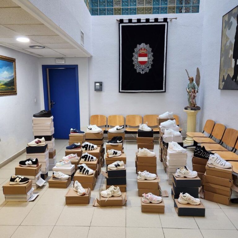 Incautados 119 pares de zapatillas deportivas falsas en el mercadillo de Puertollano