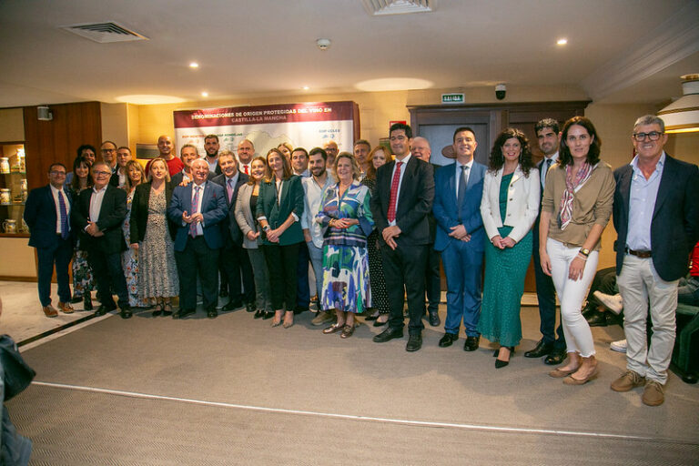 Emiliano García-Page sugiere “llevar a gala la pluralidad que destierra cualquier tipo de privilegio”